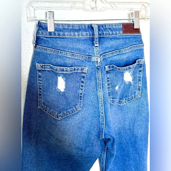 Hollister Jean Distressed 3R- waist is 26 inseam is 26 inches.  Med blue. - Picture 8 of 9